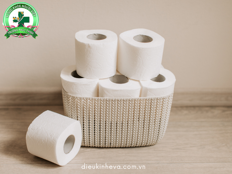 Dùng khăn, giấy để vệ sinh vùng kín sau khi đi tiểu là thói quen của nhiều chị em
