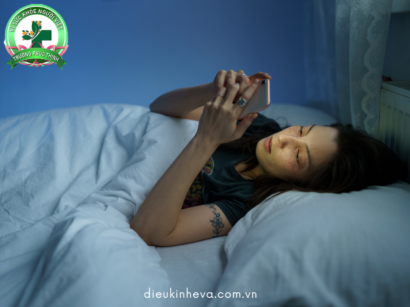 Nên ngưng sử dụng các thiết bị điện tử tối thiểu 2h trước khi ngủ