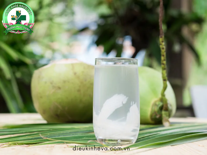 Nước dừa tươi giúp giảm đau bụng kinh