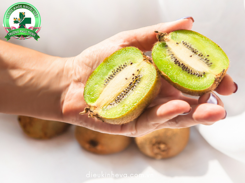 Lượng vitamin C và E dồi dào trong kiwi rất tốt cho sức khỏe vùng kín